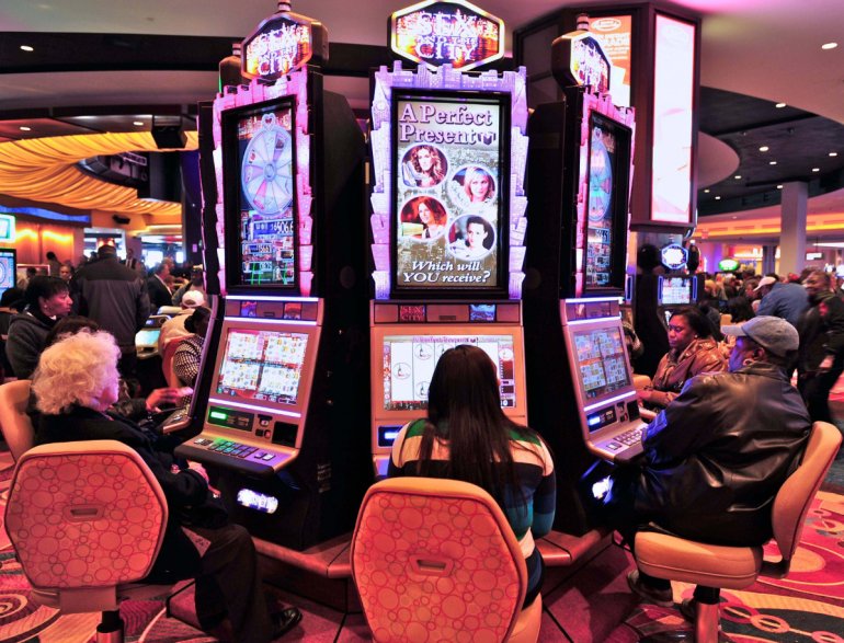 jugar a las tragaperras en un casino